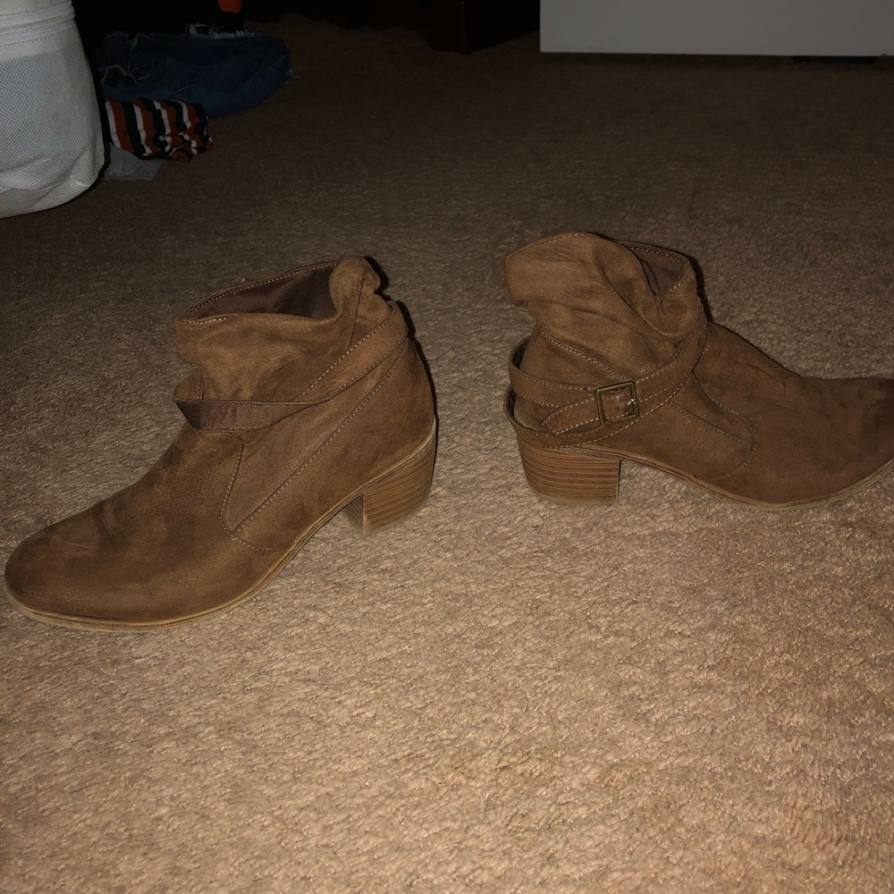TAN SUEDE HEELED BOOTS